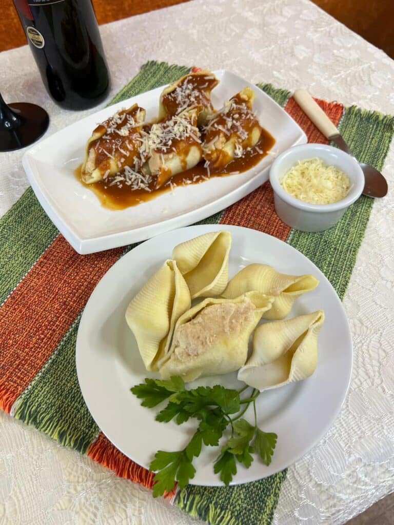 Conchiglias em dois pratos