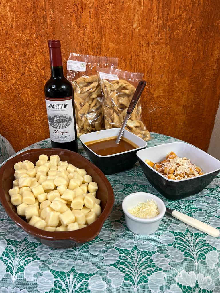 nhoque de batat com molho ao sugo e parmesão